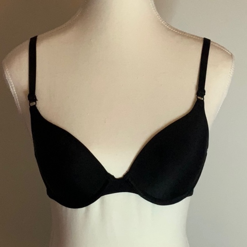 Maidenform 32B Black Bra.  Never worn.